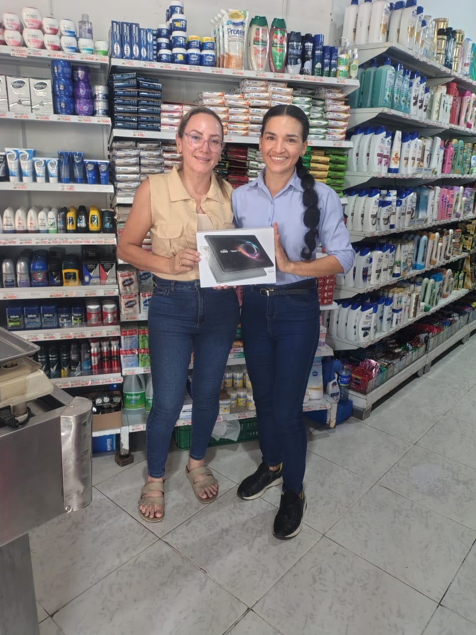 Cliente y asesora comercial de La Nieve en Yopal